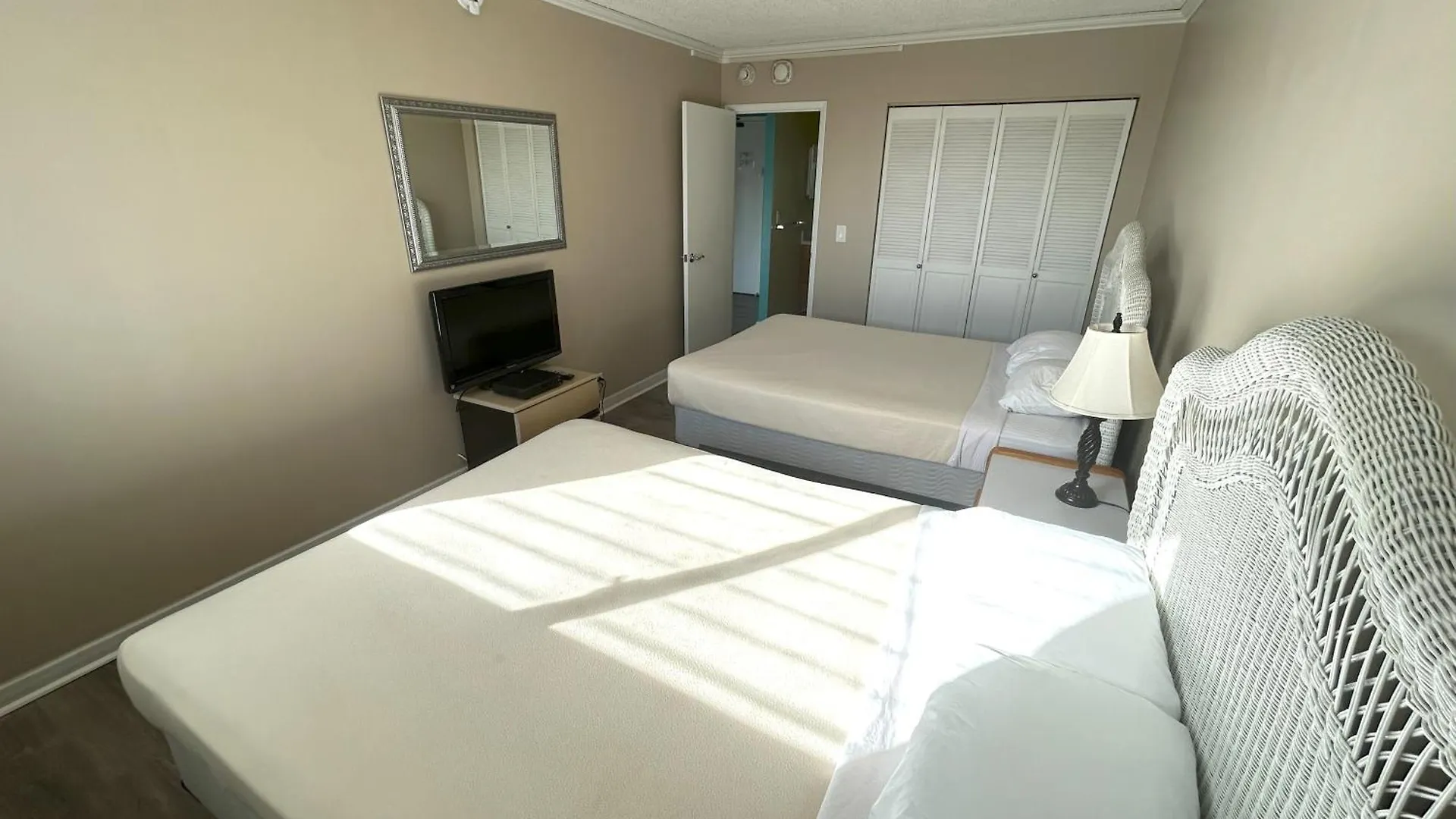 Royal Kuhio 1712 - Spacious Corner Unit With Stunning Ocean City Views In The Heart Of Waikiki! Honolulu 0*,  USA