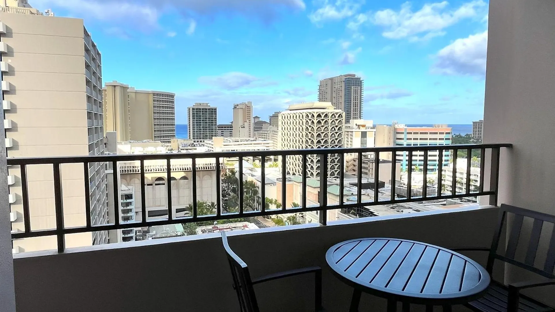 Royal Kuhio 1712 - Spacious Corner Unit With Stunning Ocean City Views In The Heart Of Waikiki! Honolulu Feriehus